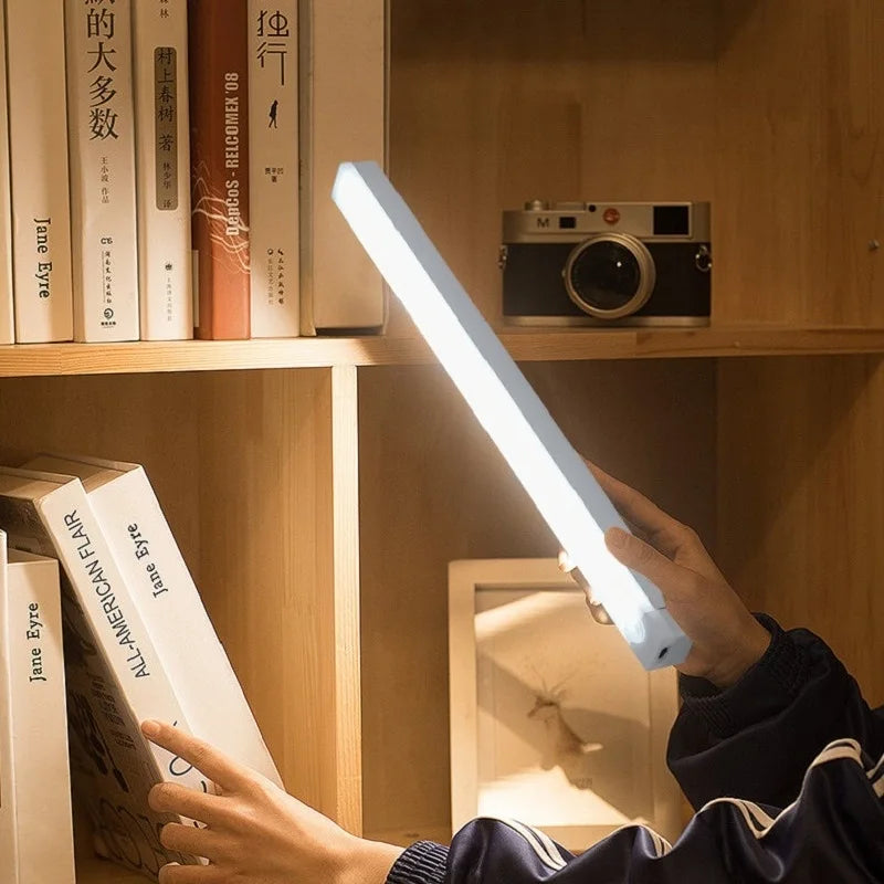 Barra de luz LED con sensor de movimiento recargable, luz nocturna de inducción, lámpara magnética inalámbrica portátil para gabinete de cocina y mesita de noche.