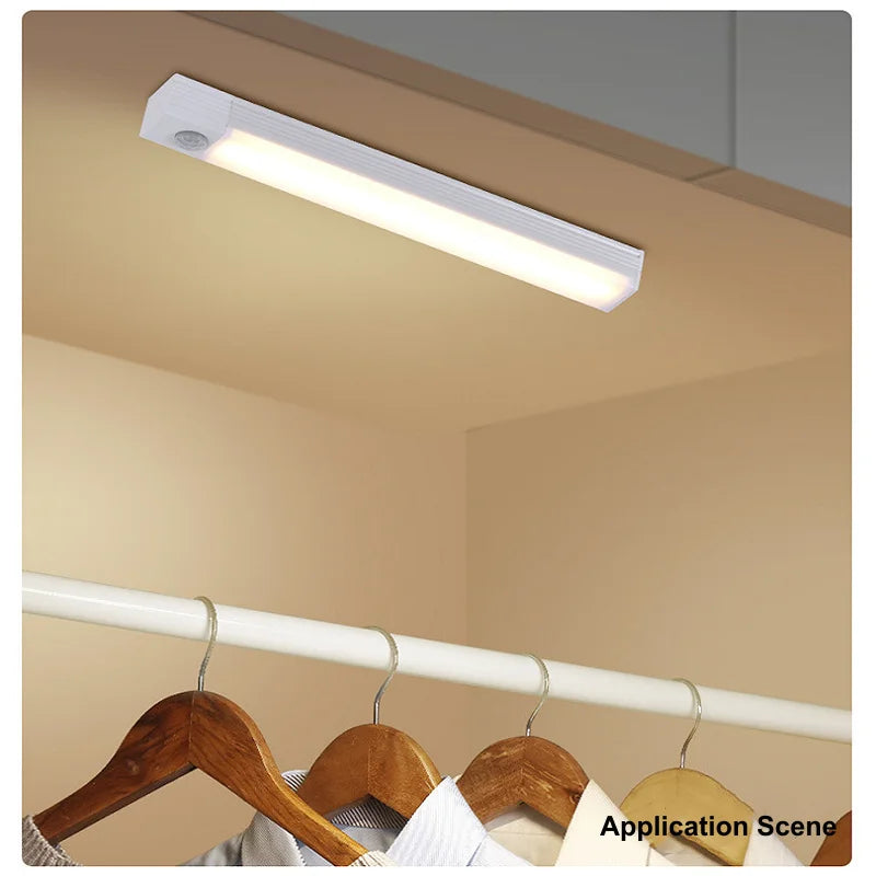 Barra de luz LED con sensor de movimiento recargable, luz nocturna de inducción, lámpara magnética inalámbrica portátil para gabinete de cocina y mesita de noche.