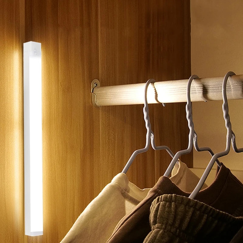 Barra de luz LED con sensor de movimiento recargable, luz nocturna de inducción, lámpara magnética inalámbrica portátil para gabinete de cocina y mesita de noche.